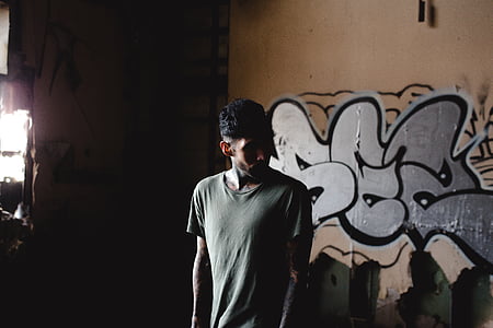 home, gris, camisa, al costat de, paret, graffiti, tatuatge