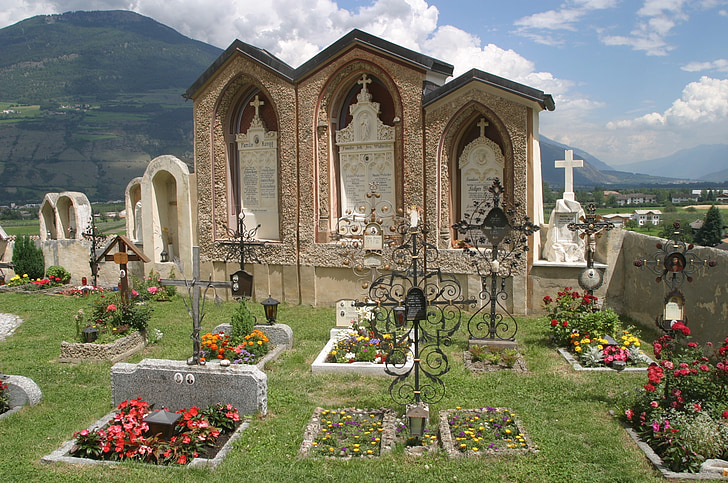 in Südtirol, Vinschgau, Italien, Alter Friedhof, Grabsteine, Kreuze, Krypta