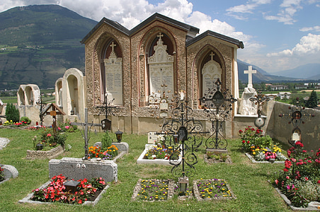 Dél-Tirol, val venosta, Olaszország, régi temető, súlyos kövek, keresztek, kripta