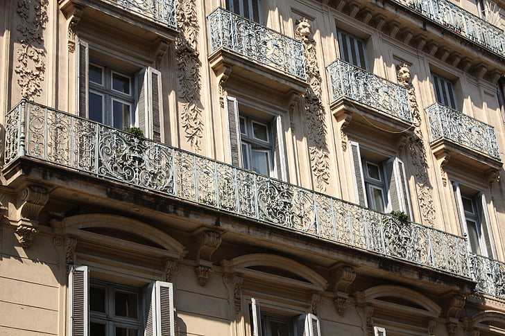 Montpellier, byggnadens fasad, balkong
