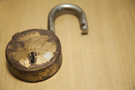 Lås, brudt lås, gamle lås, forvitret lås, brudt sikkerhed, Internet hacking, hacket