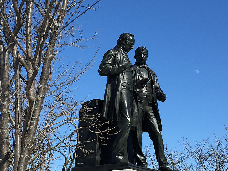 men, plaza, monument