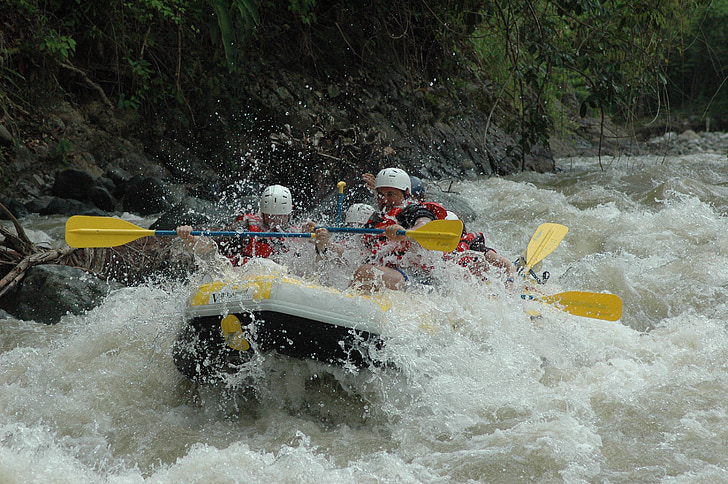 Říční rafting, rafting na divoké vodě řeky, řeka, voda, rafting, bílá, extrémní