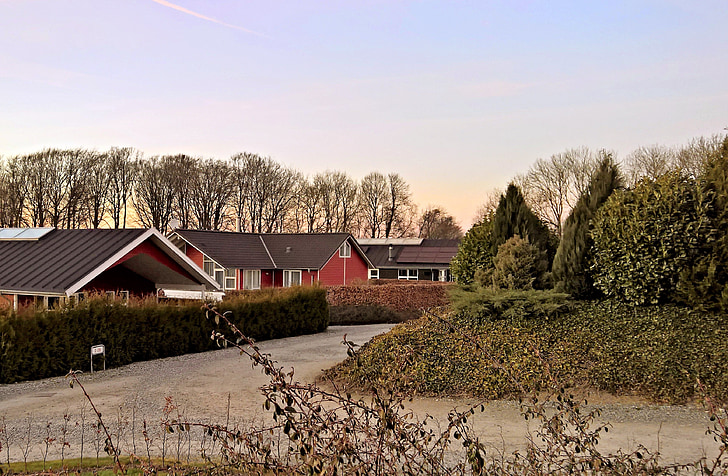 Дания, Коттеджный поселок, Типичный, в лесу, возле озера, тихий, праздник