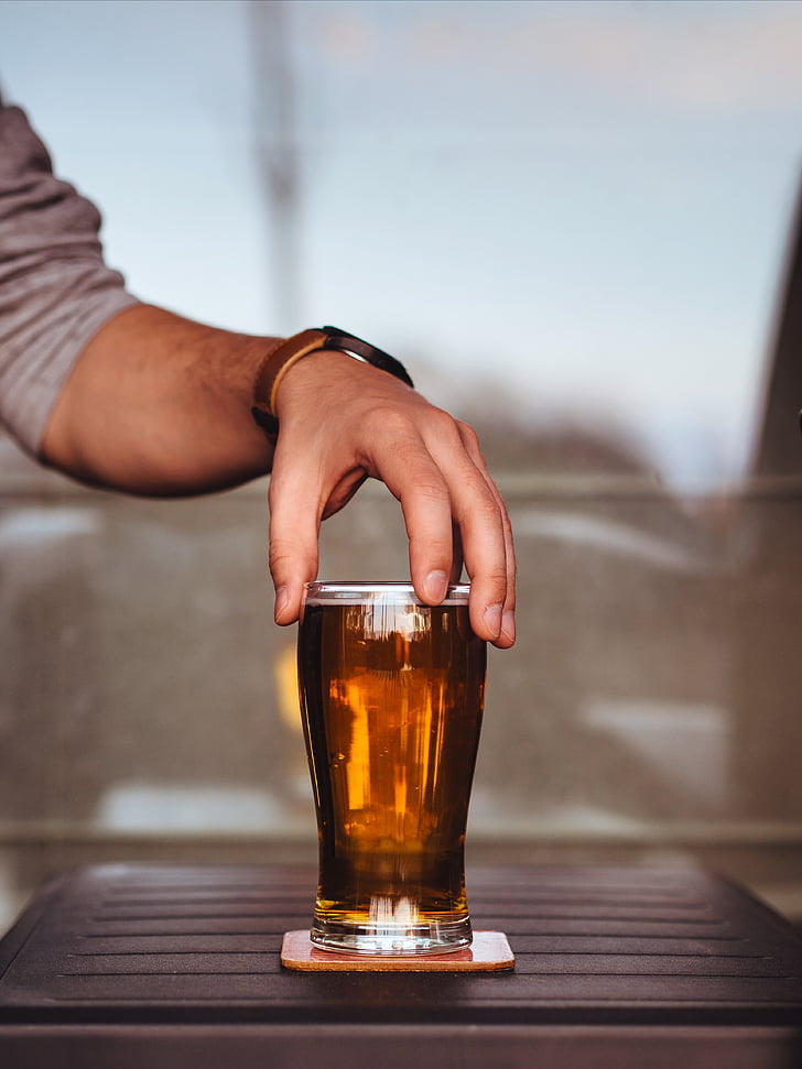 l'alcohol, cervesa, beguda, vidre, mà, taula, part del cos humà