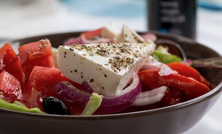 Graikiškos salotos, fetos, apvalkalas, daržovės, pomidorai, raudona, alyvuogės