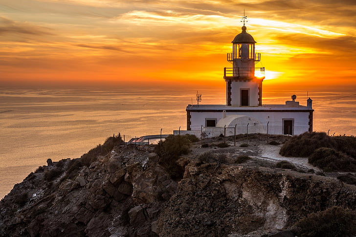 phare d’akrotiri Santorin, océan, lumière, coucher de soleil, tombée de la nuit, soirée, coloré