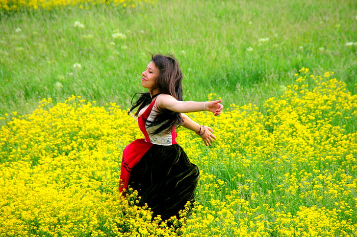 Момиче, цветя, жълто, красота, природата, поле, жени