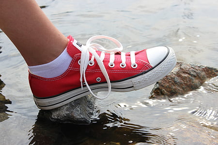 a l'exterior, sabates Converse, sabatilles d'esport, peus, vermell, l'aigua