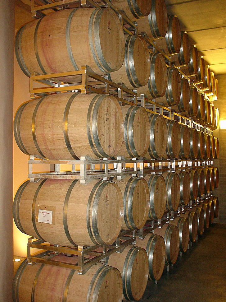 Frescobaldi, nipozzano, viinikellari, viinin barrelia, Toscana