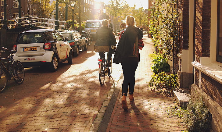 Leideno, mergaitė, pėsčiomis, ėjimo, gatvė, saulėta, miesto