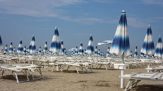 parasols, chaises longues, sable, plage, mer, vacances, chaise longue
