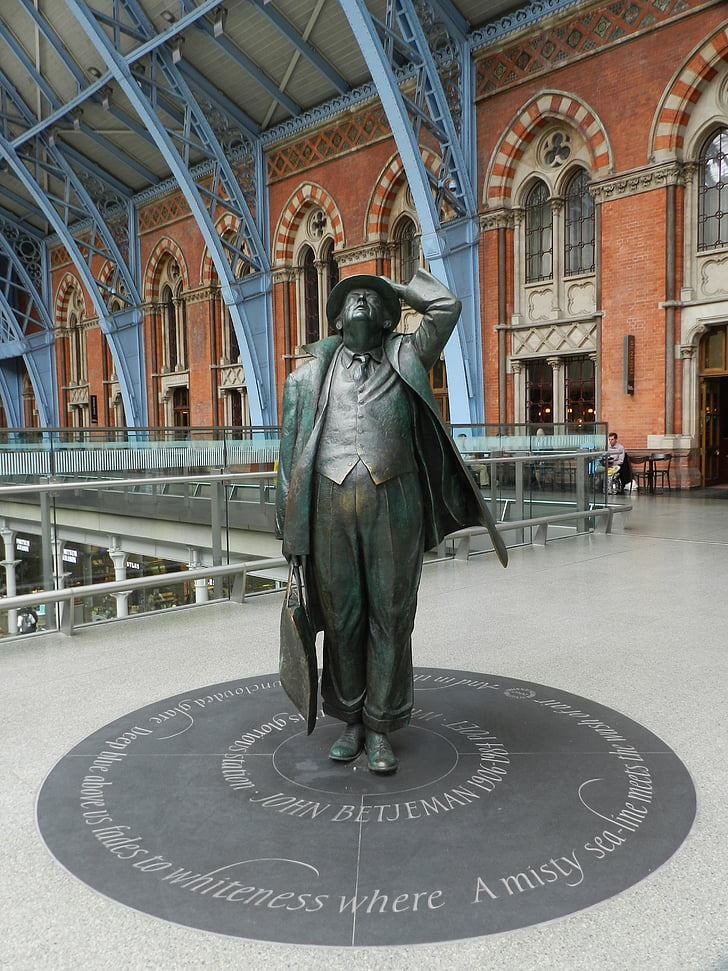 London, St pancras, nemzetközi állomás, Sir john betjaman, szobor