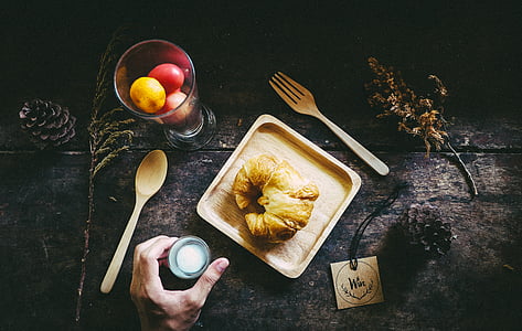 Desayuno, croissant, alimentos, horquilla, naturaleza muerta, placa de madera, mesa de madera
