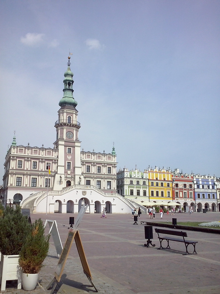 Polen, Zamość, marknaden, färgade radhus