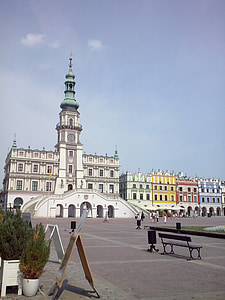 Polen, Zamość, der Markt, farbige Stadthäuser