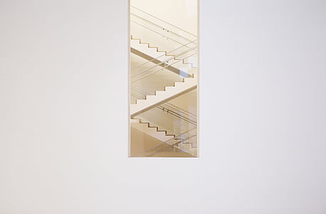 escalier, cage d’escalier, châssis de fenêtre, blanc, mur, mesures, vers le haut