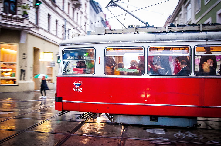 Dunaj, mesto, Avstrija, tramvaj, dež, ulica