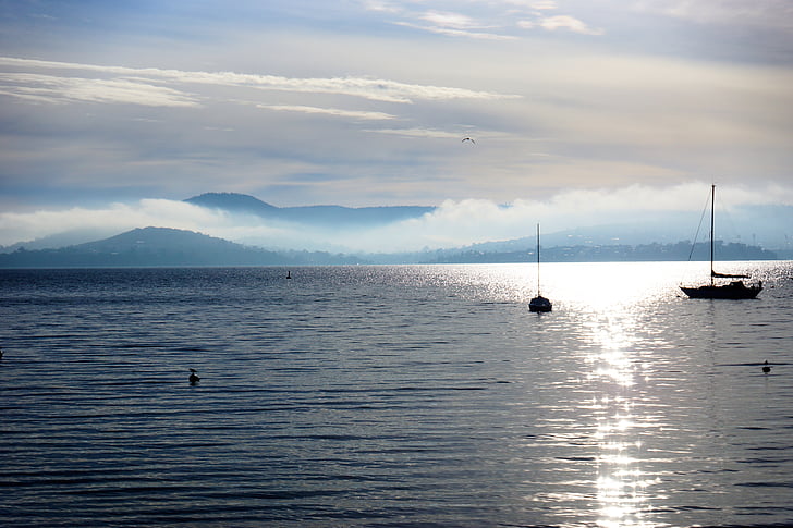 облака, туман, озеро, горы, Природа, парусные лодки, Парусный спорт