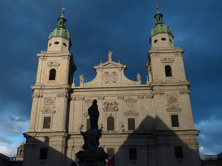 Salzburg-katedralen, fasade, kveldssol, opplyst, katedraltorget, barockklassizirend, West fabrikk