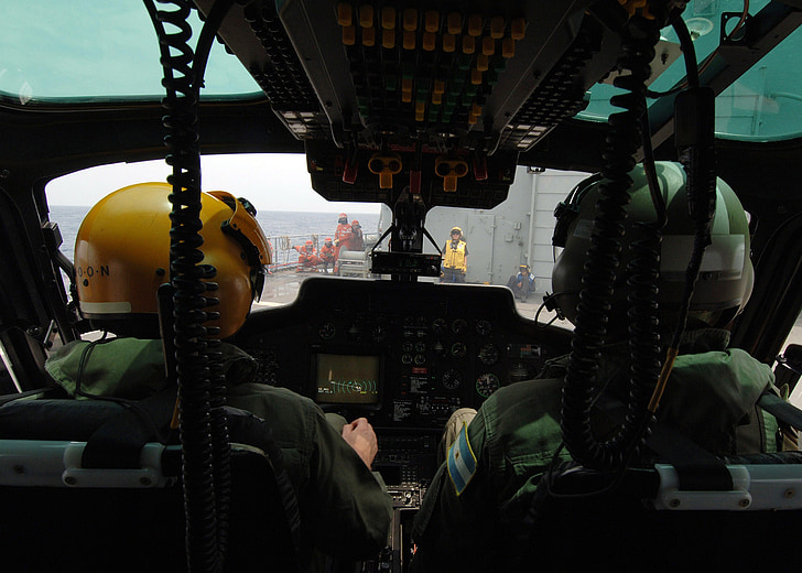 Helikopter piloten, cockpit, voorbereidingen, lancering, cockpit, schip, opstijgen