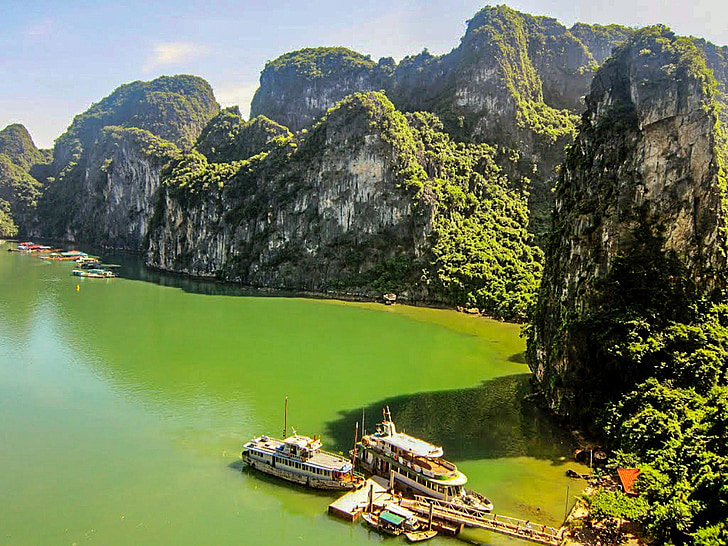 Halong-öbölben, Vietnam, víz, hegyek, hajók, csónakok, festői