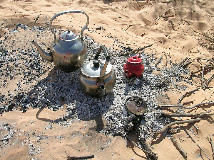 tè nel deserto del sahara, t-shirt, deserto, fuoco di accampamento, Teiera