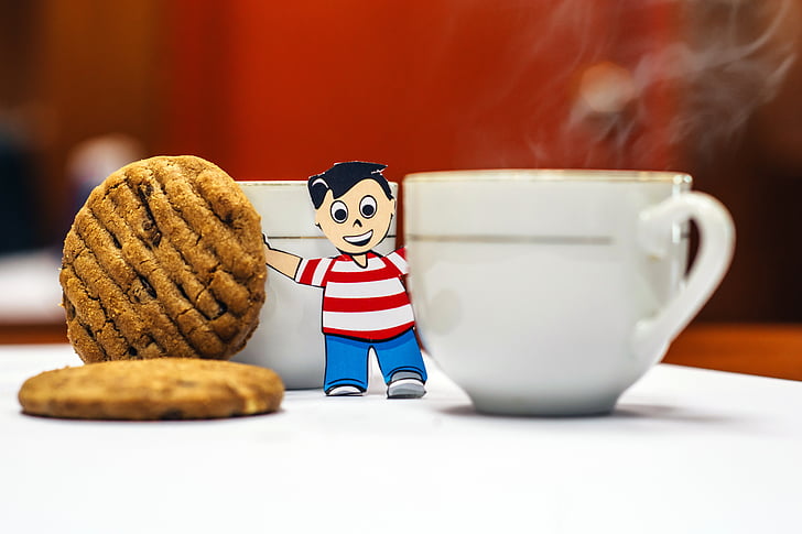 café avec des biscuits, biscuits à levure chimique, café et biscuits