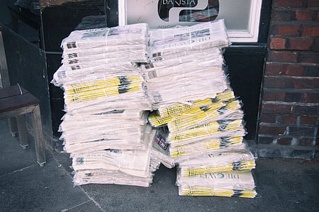 Bundle, journaux, à côté de, mur, entreprise, éducation, pile