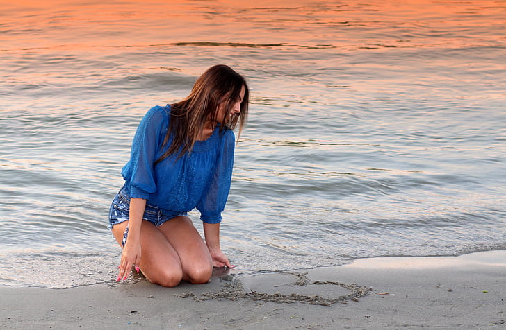 mergaitė, vandens, širdies, smėlio, bangos, grožio, jausmingumo
