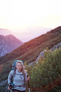 mujer, usando, senderismo, del engranaje, mochila, montañas, Fotografía