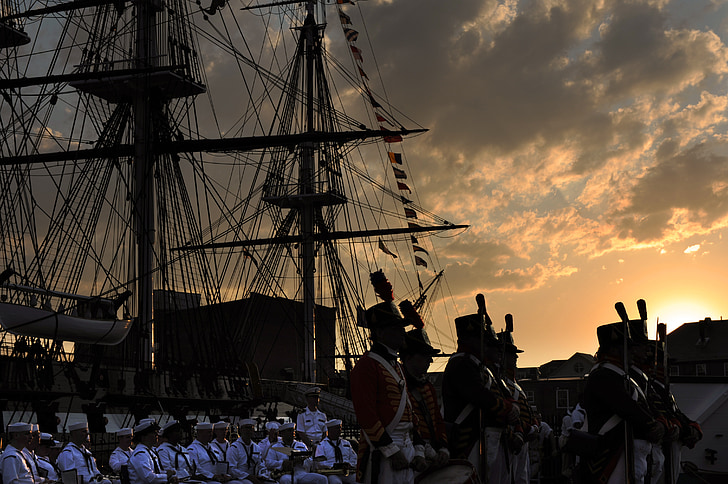 USS Konstitūcijā, no rīta, Boston, Massachusetts, debesis, mākoņi, siluets