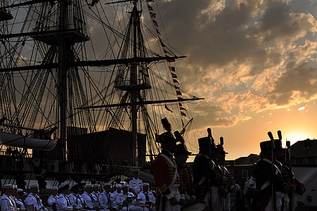 USS Konstytucji, rano, Boston, Massachusetts, niebo, chmury, sylwetka