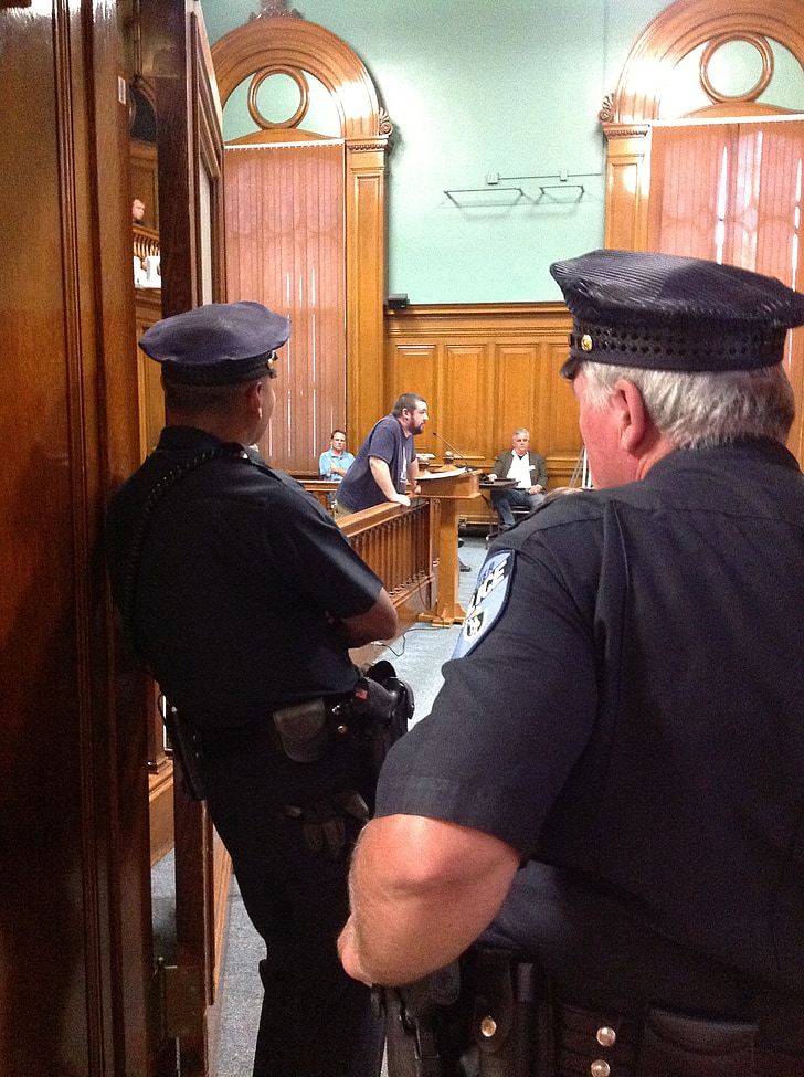 засідання Київради, співробітники поліції дивляться, співробітники поліції, міська рада, Звертаючись до Ради, політична взаємодія, даючи testimone