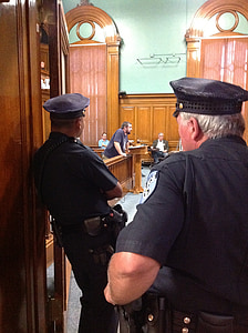 posiedzeniu Rady Miejskiej, funkcjonariuszy policji, oglądanie, funkcjonariusze policji, Rada miasta, zwracając się do Rady, zaangażowanie polityczne, daje testimone