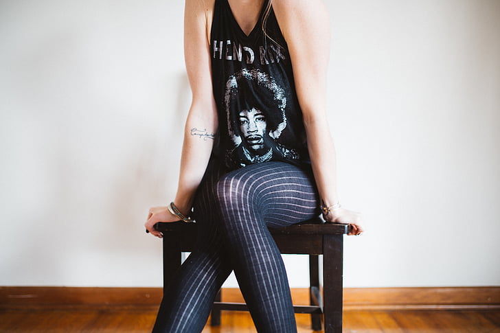Hendrix, sėdi, kėdė, moteris, mergaitė, uždarose patalpose, vienas asmuo