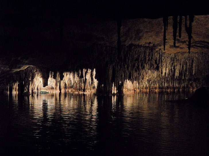 Cave, Dragon's lair, Mallorca, stalagmites, speleothems, tippukivipylväistä, tippukivipuikko cave