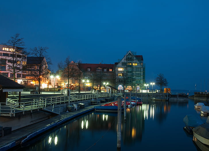 Friedrichshafen, Bodamské jezero, modrá hodina, světla, zrcadlení, tiché, odpočinek