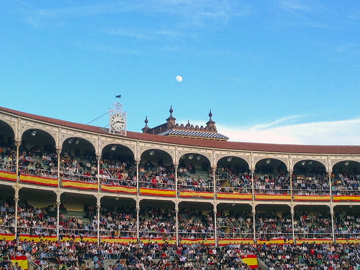 Praça de touros, lua, bandeira espanhola, relógio