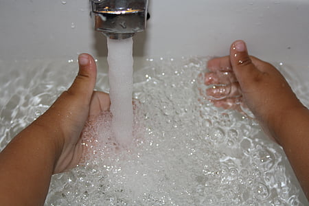acqua, toccare, acqua del rubinetto, mani del bambino, mani, giochi d'acqua