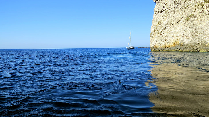mar Jónico, color azul, el mar Mediterráneo, de la nave, barco, península balcánica, península italiana