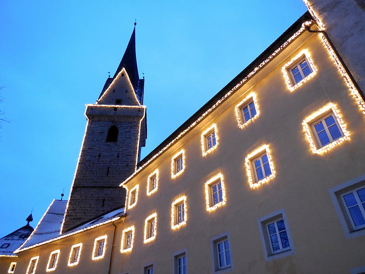Brunico, templom, Karácsony, este, a Campanile, Windows, fények