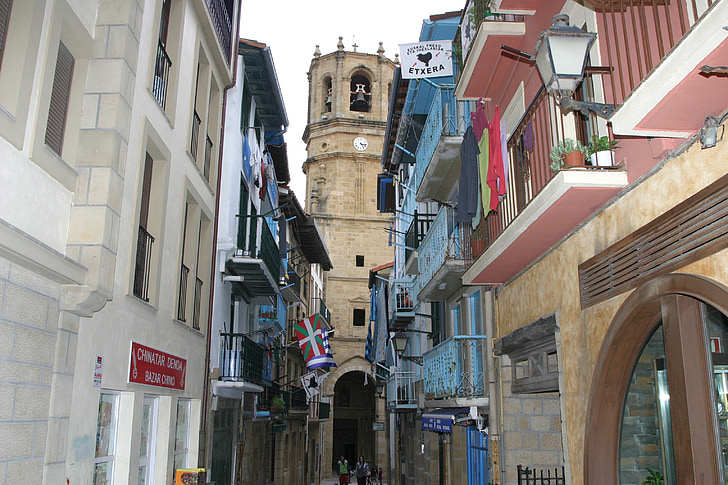 vanha kaupunki, Pohjois-Espanjassa, Mielenkiintoiset kohteet:, satamakaupunki, Taloja gorge, kaduilla