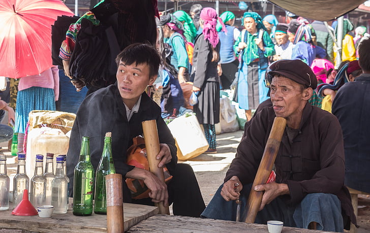 menn, lokalbefolkningen, alkohol, røyking, Vietnam, Dong van, markedet