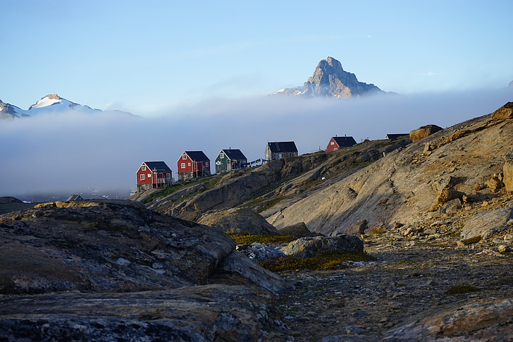 Tasiilaq, Groenlandia, Groenlandia orientale, Case, Cottages, paesaggio, nebbia