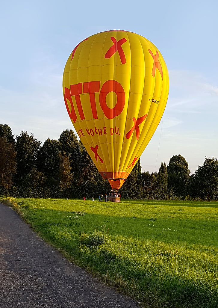 Ballon, Fahrt mit dem Heißluftballon, gelandet, Feld, Wald, entfernt, gelb