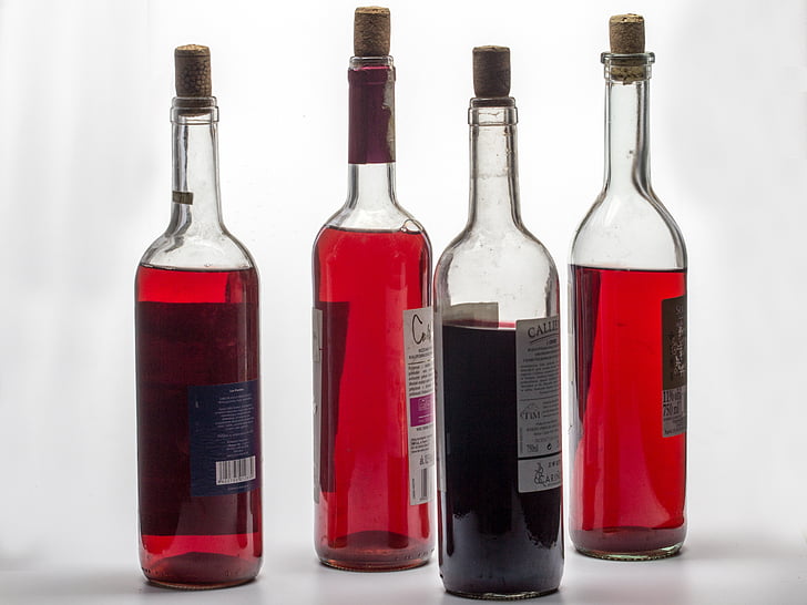 Natüürmort, pudelid, veini, punane