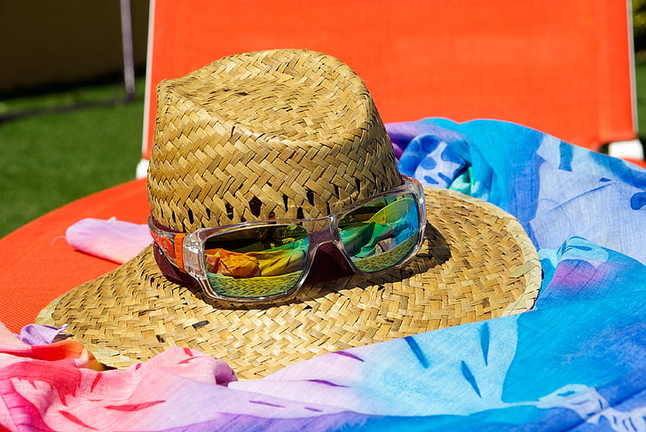 сламена шапка, Парео изработено, слънчеви очила, лято