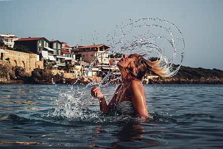 stříkající vodě s vlasy, Krásná holka, přímořské portrét, pohyb, Děvče, voda, mladý