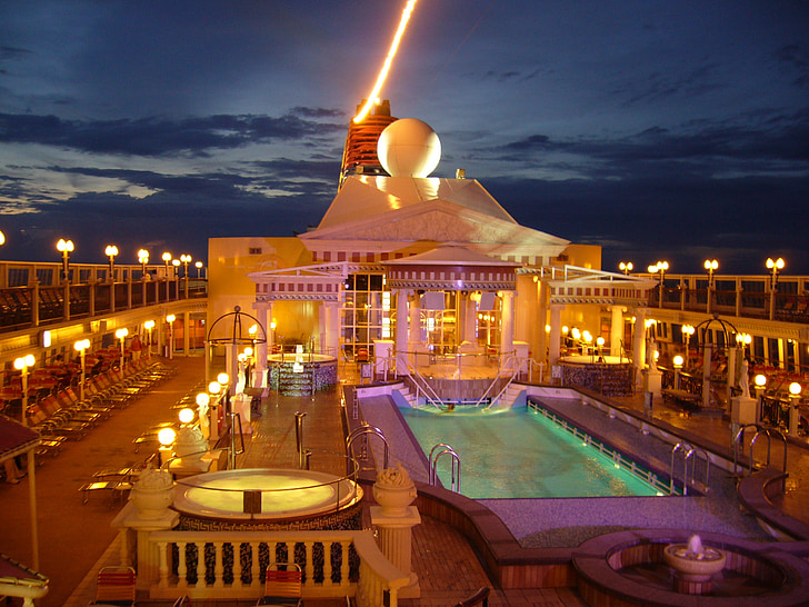 extra szűz, Cruise, nyaralás, ünnepek, Holidays cruise, tengerjáró hajó, éjszaka